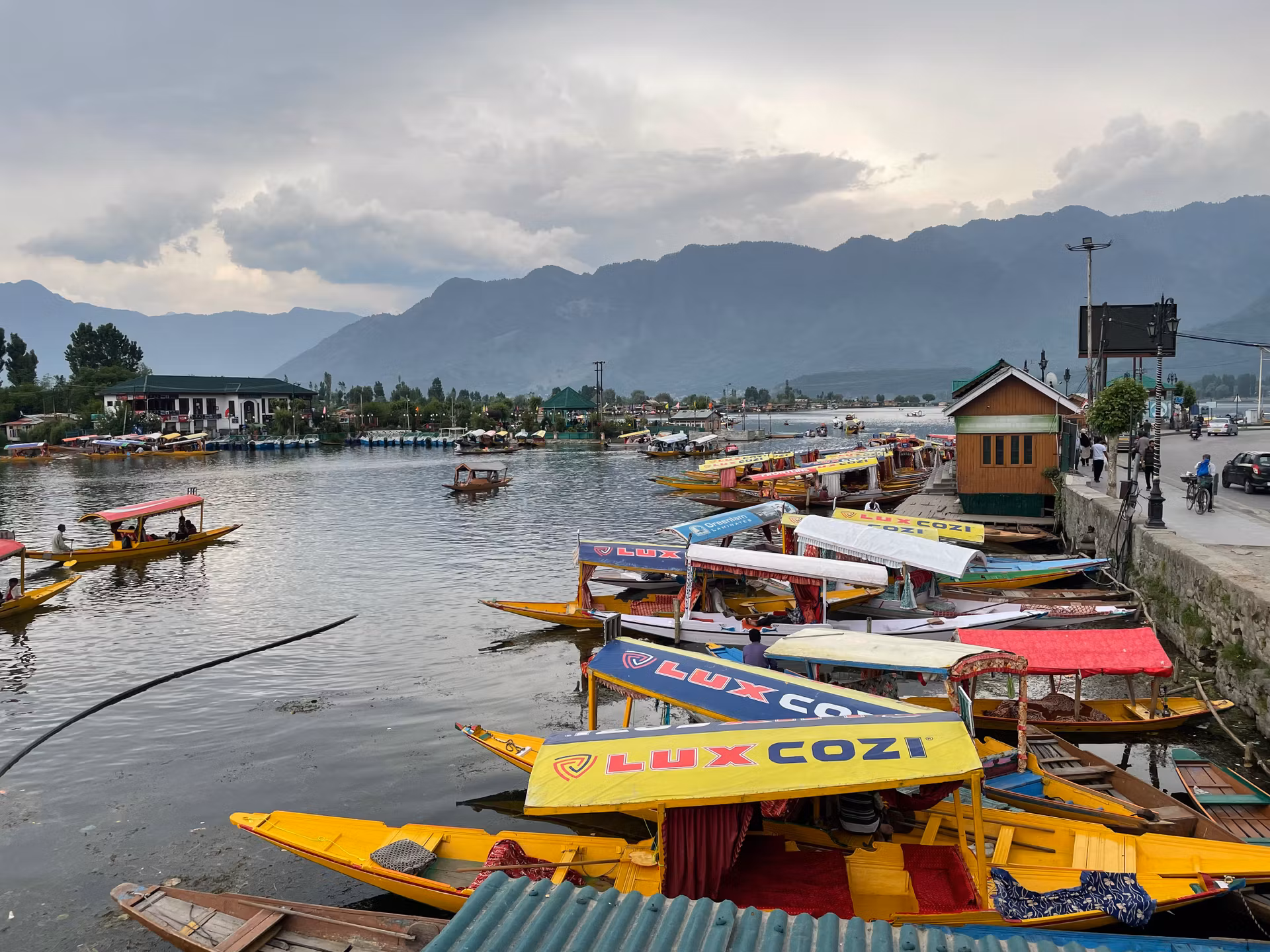 Arrival at Srinagar & sightseeing